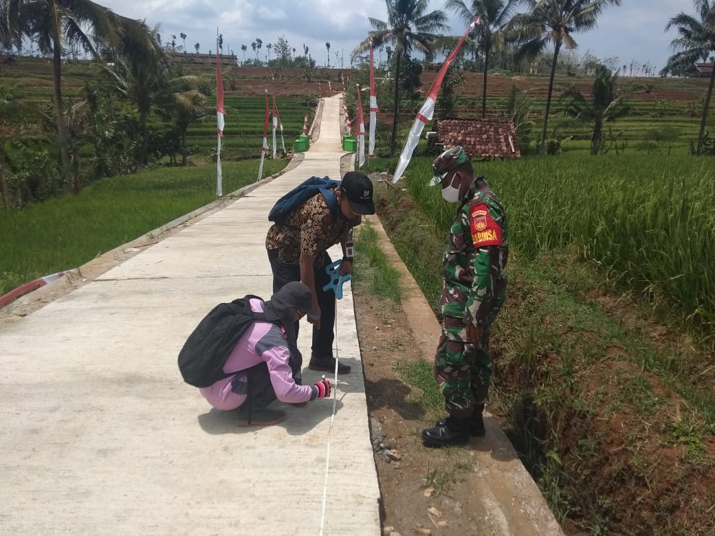 Cek Kualitas Jalan TMMD 109 Jatiwarno Sebelum Diresmikan