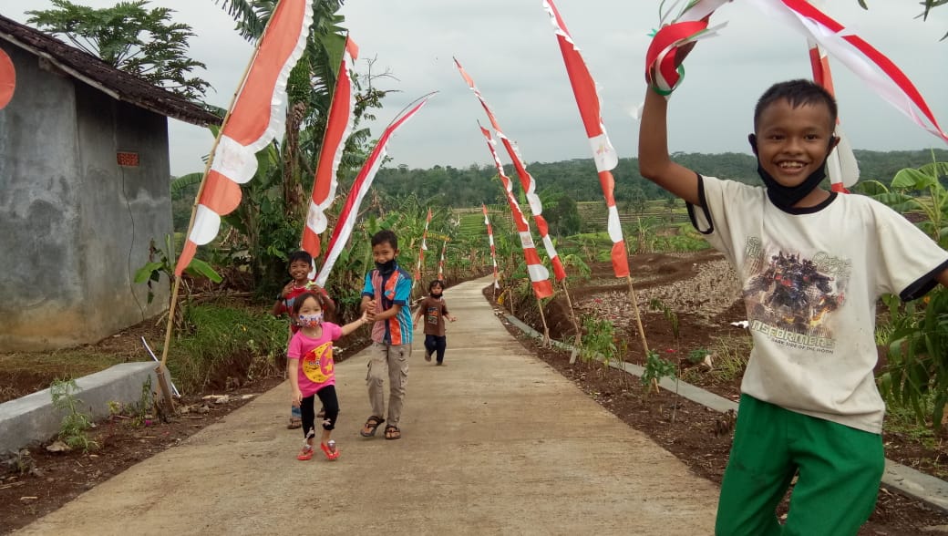 Setiap Hari Anak-Anak Jatiwarno Bermain di Jalan Baru dari Hasil Program TMMD Reguler 109 Kodim Karanganyar.