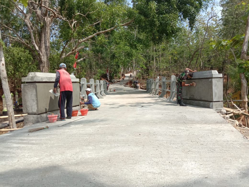 Bergotong Royong Selesaikan Jembatan Jatiwarno dalam Proses Finishing.
