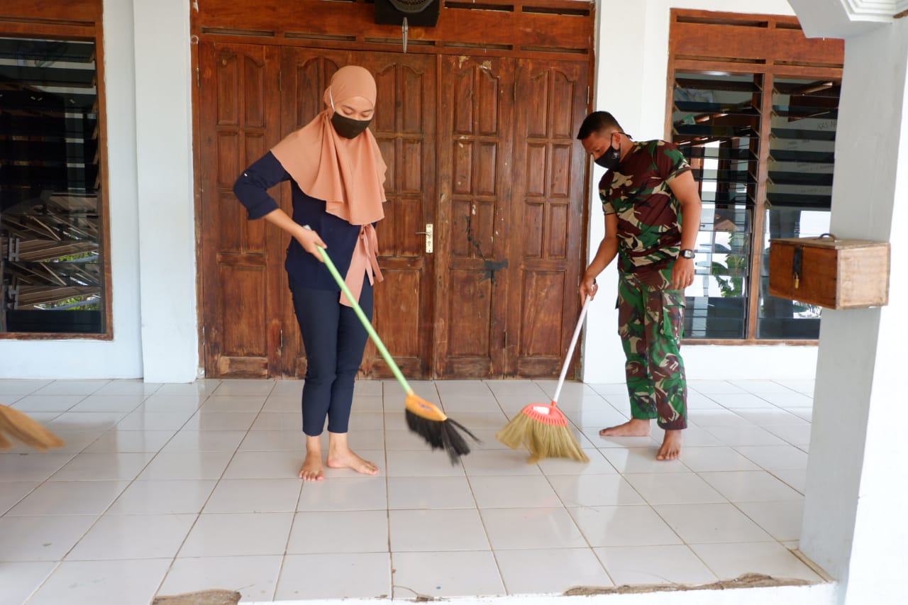 Peduli kepada warga dengan membantu pembersihan