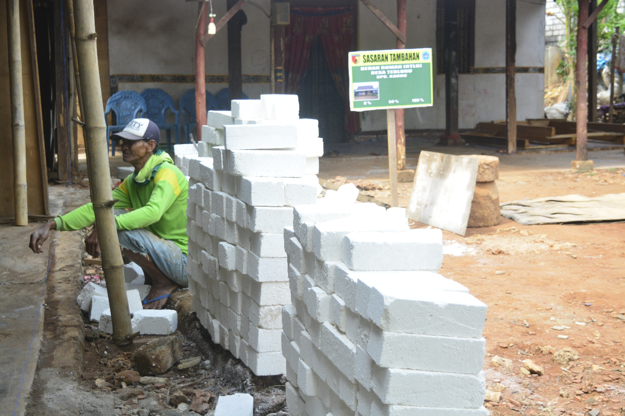 Kejar Target, Anggota Satgas TMMD ke 109 Kebut Kerjakan RUTILAHU
