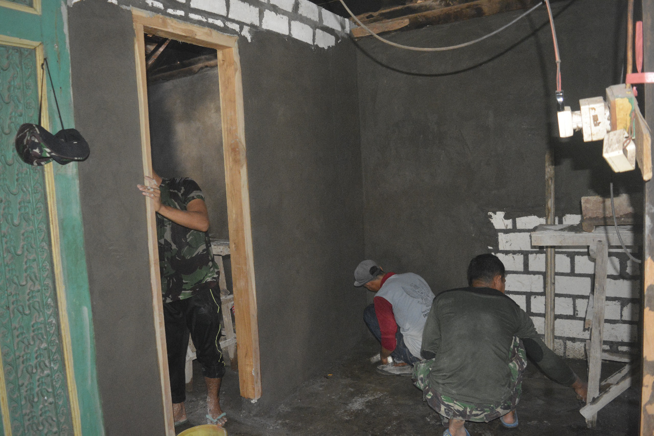 Rumah Pak Soleh Memasuki Plesterisasi Dinding