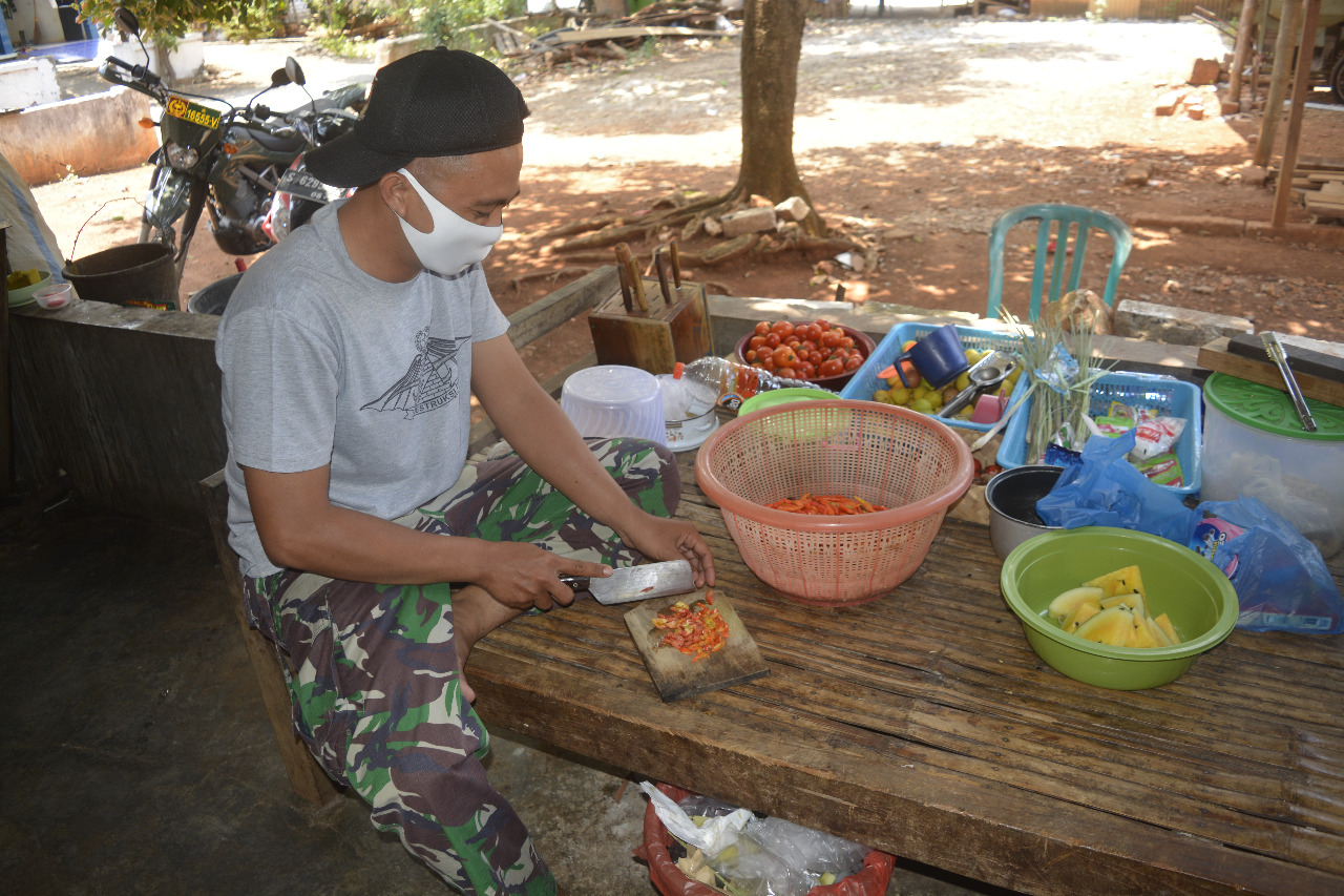 Bukan cuma jago Tempur, TNI juga jago masak dan Bangun rumah.