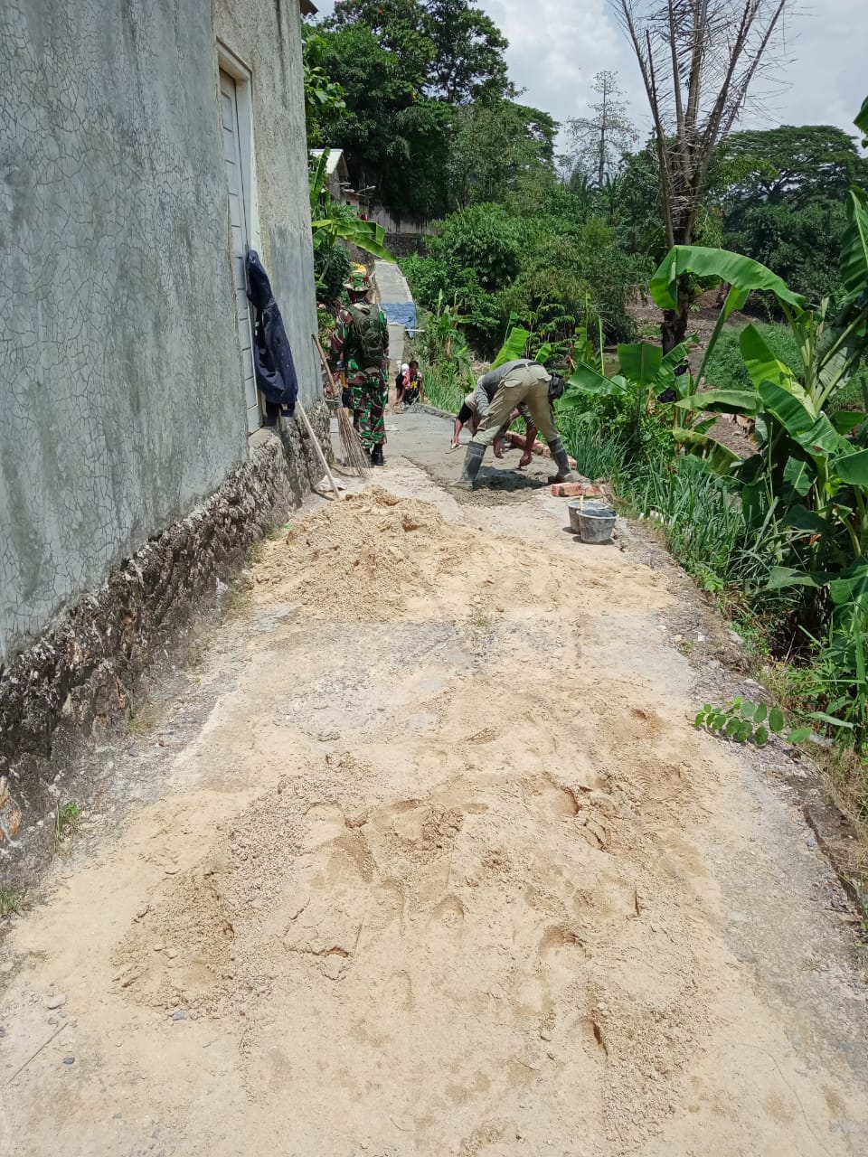 KODIM 0410/KBL LAKSANAKAN PENGECORAN JALAN DI LOKSI TMMD 109