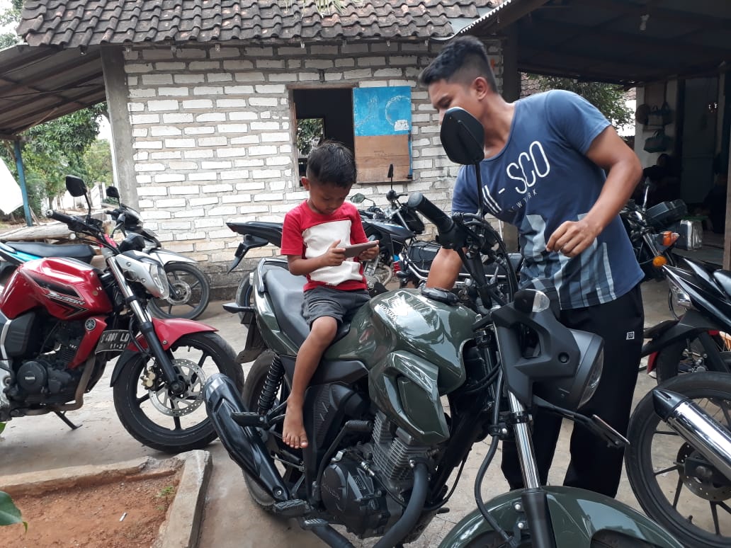 Anak ini Senang Naik Sepeda Motor TNI