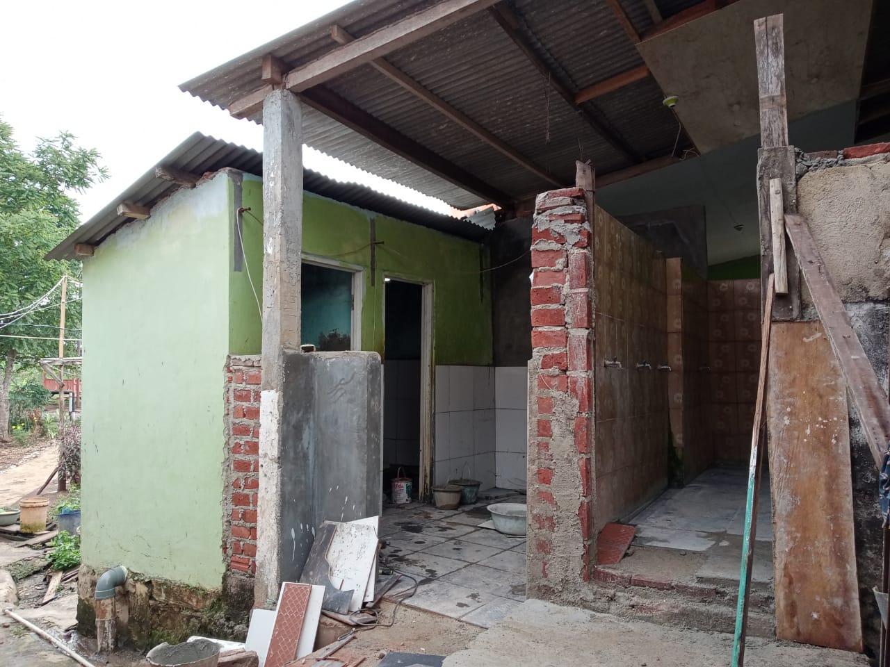 KODIM 0410/KBL MELAKSANAKAN BEDAH MCK MUSHOLLA NURUL BATIN PADA TMMD Ke- 109 TA 2020