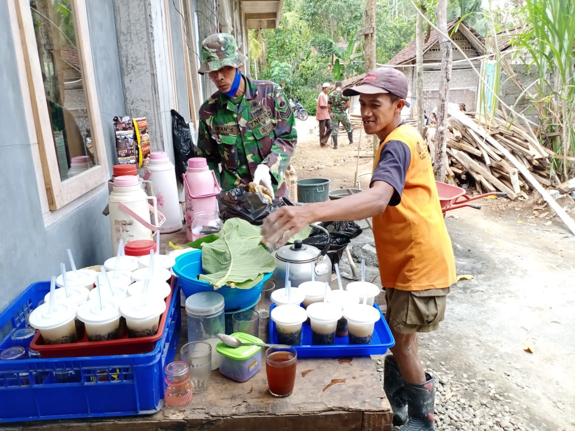 KEAKRABAN SATGAS TMMD 109 KODIM PURWOREJO DAN WARGA SAAT ISTIRAHAT