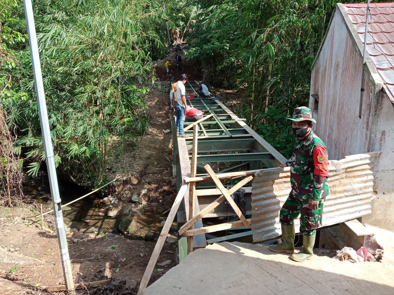 PEMBANGUNAN JEMBATAN DI LOKASI TMMD 109 KODIM 0410/KBL GOTONG ROYONG DENGAN WARGA