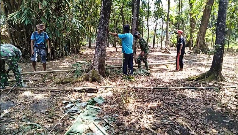 Persiapan Naik Atap Rumah Damad, Satgas TMMD Reguler Brebes Potong Bambu