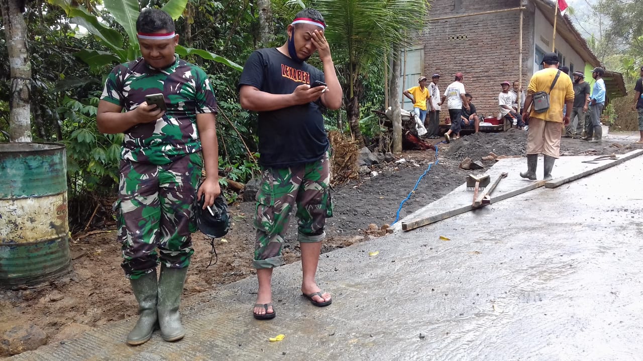 Hujan Tak Surutkan Anggota Satgas TMMD 109 Kodim 0708/Purworejo dan Masyarakat Untuk Berkeja