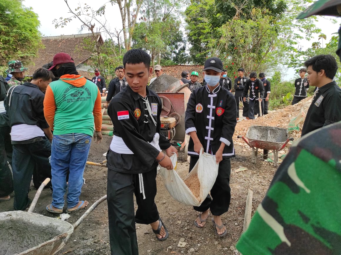 Dua Pesilat Cilik, Berkolaborasi Angkut Puing-Puing Batu
