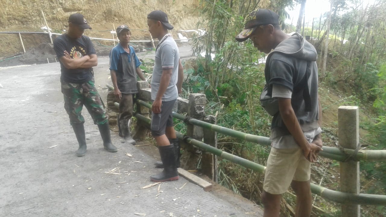 Ngobrol Santai Anggota Satgas TMMD Dengan Warga, Jurus Jitu Menambah Kemesraan