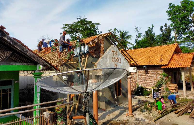 Pemasangan Genteng di Rumah Damad di Hari ke-19 TMMD Reguler Brebes
