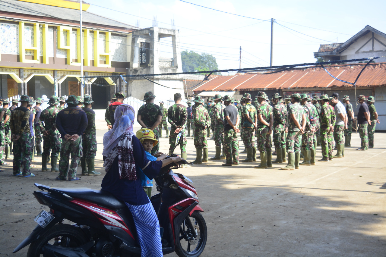 Anak-Anak Hadir Ditengah-tengah Anggota TNI