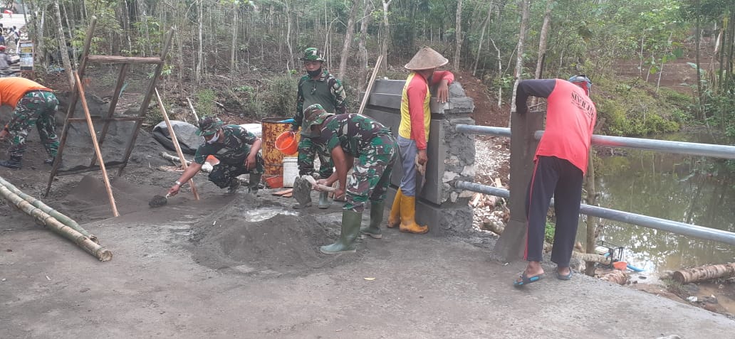 Dibutuhkan Kerjasama dan Gotong royong Antara Satgas TMMD Reguler 109 Kodim Karanganyar bersama Warga untuk Membangun Jembatan.