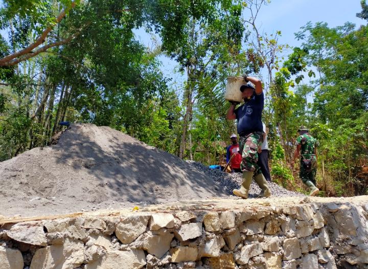 Ember Bekas Cat Jadi Sarana Angkut Pasir Sederhana TMMD 109 Karanganyar