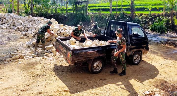 Angkut Material Batu Dengan Estafet di TMMD Karanganyar