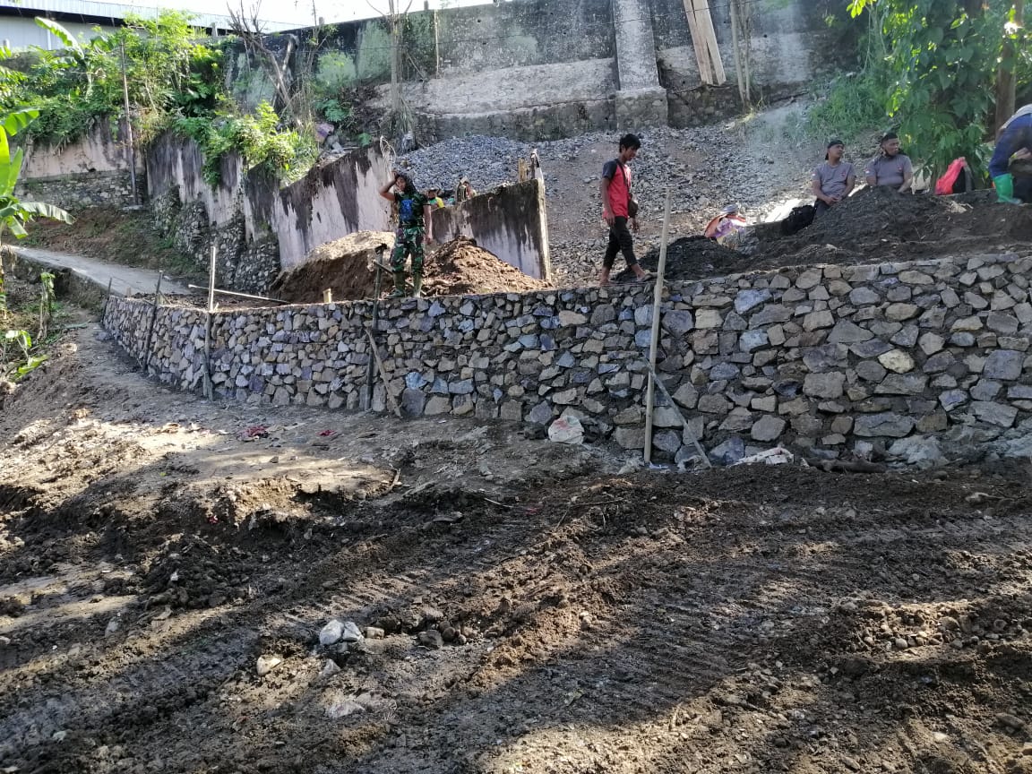 PENINGGIAN BADAN JALAN OLEH TNI GUNA MENGHINDARI SERING TERJADINYA GENANGAN AIR HUJAN