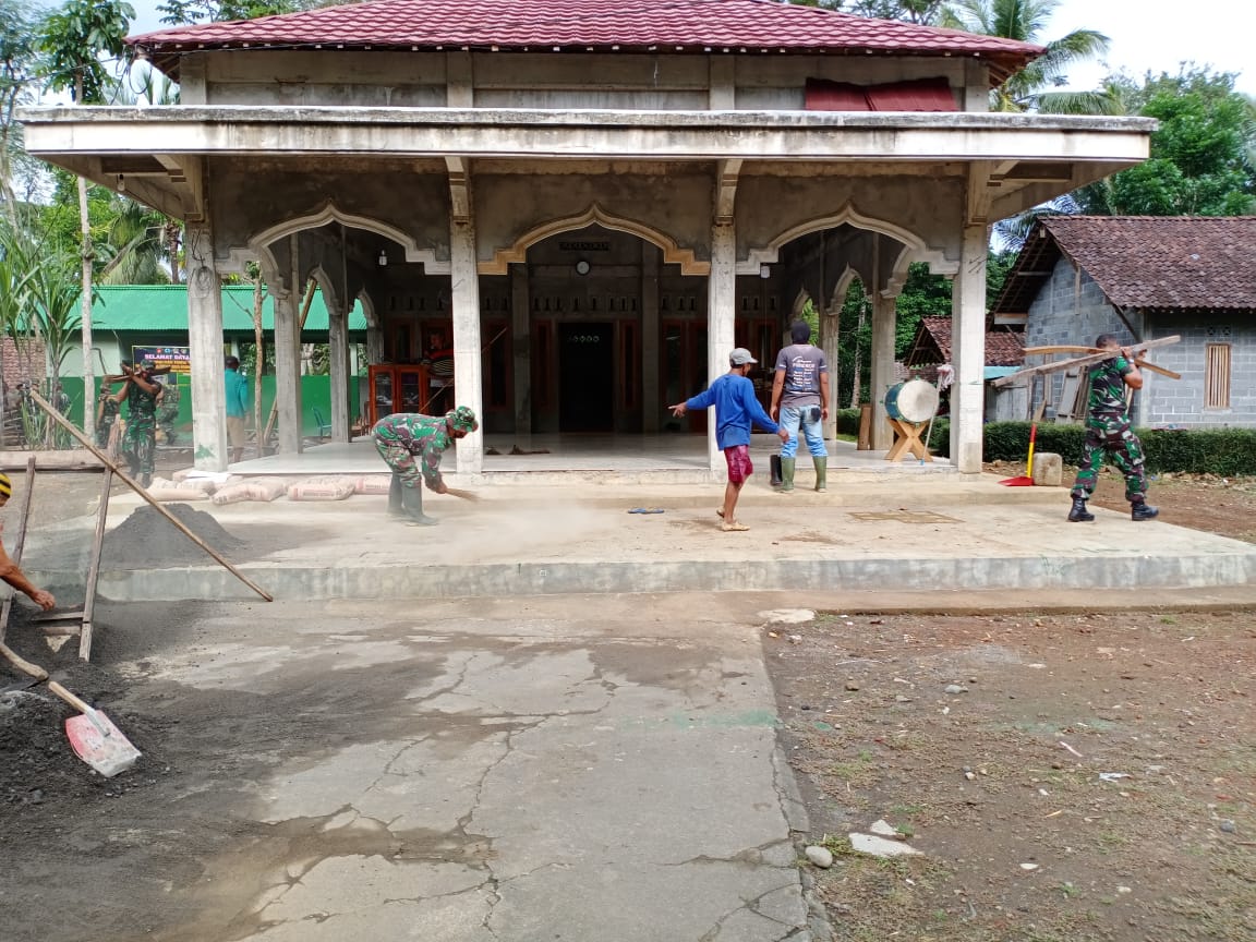 JELANG BERAKHIRNYA PROGRAM TMMD REGULER ANGGOTA SATGAS DAN WARGA LAKSANAKAN PEMBERSIHAN DILINGKUNGAN MASJID TIBAN