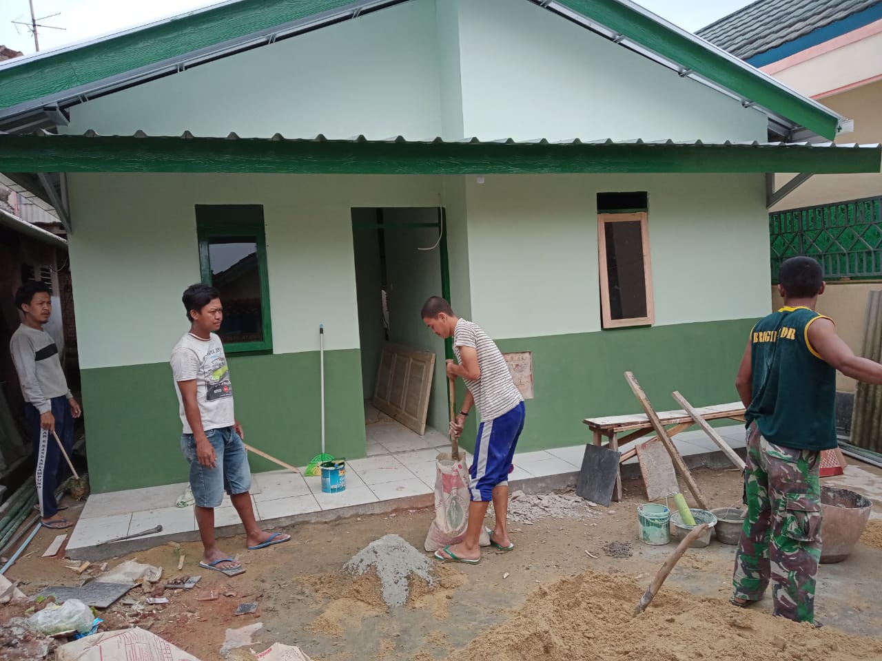 DALAM RANGKA TMMD 109 TA 2020 KODIM 0410/KBL MELAKUKAN BEDAH RUMAH KEL.GARUNTANG