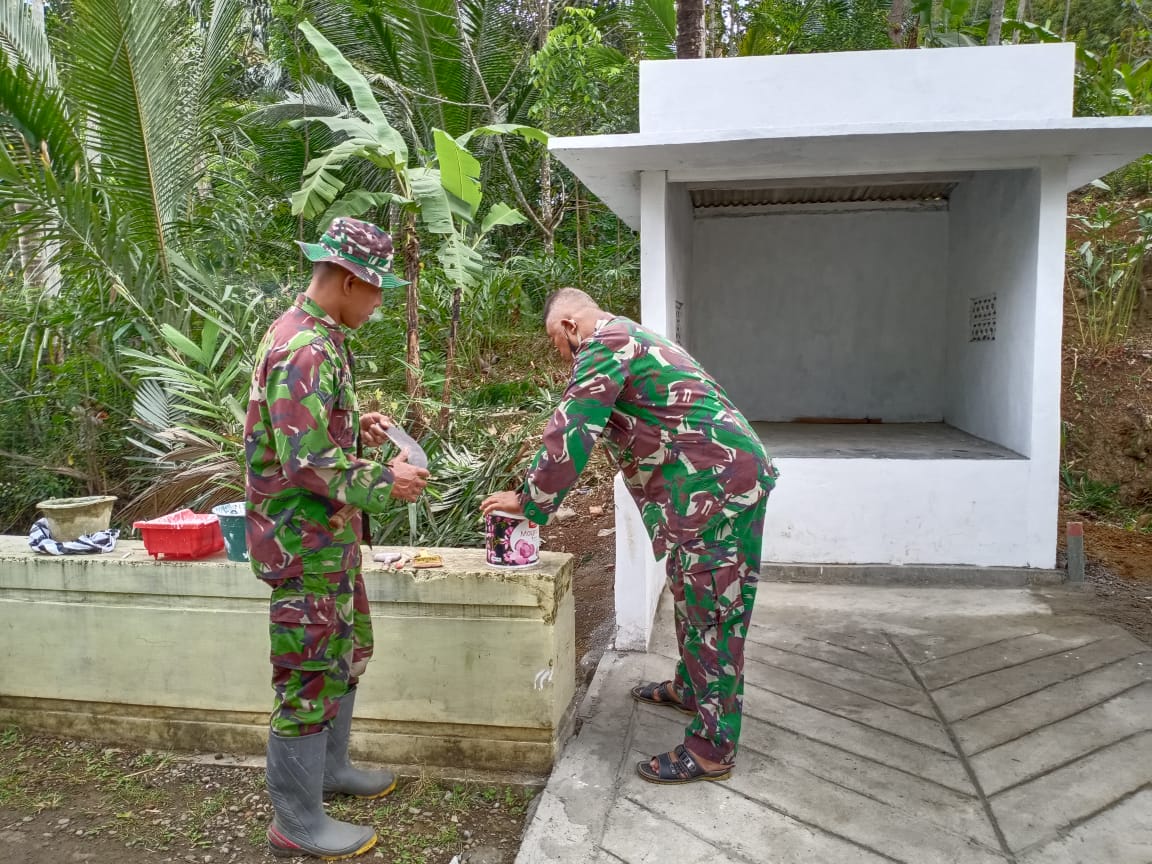 ANGGOTA SATGAS TMMD SIAP MELAKSANAKAN PENGECATAN POS KAMLING
