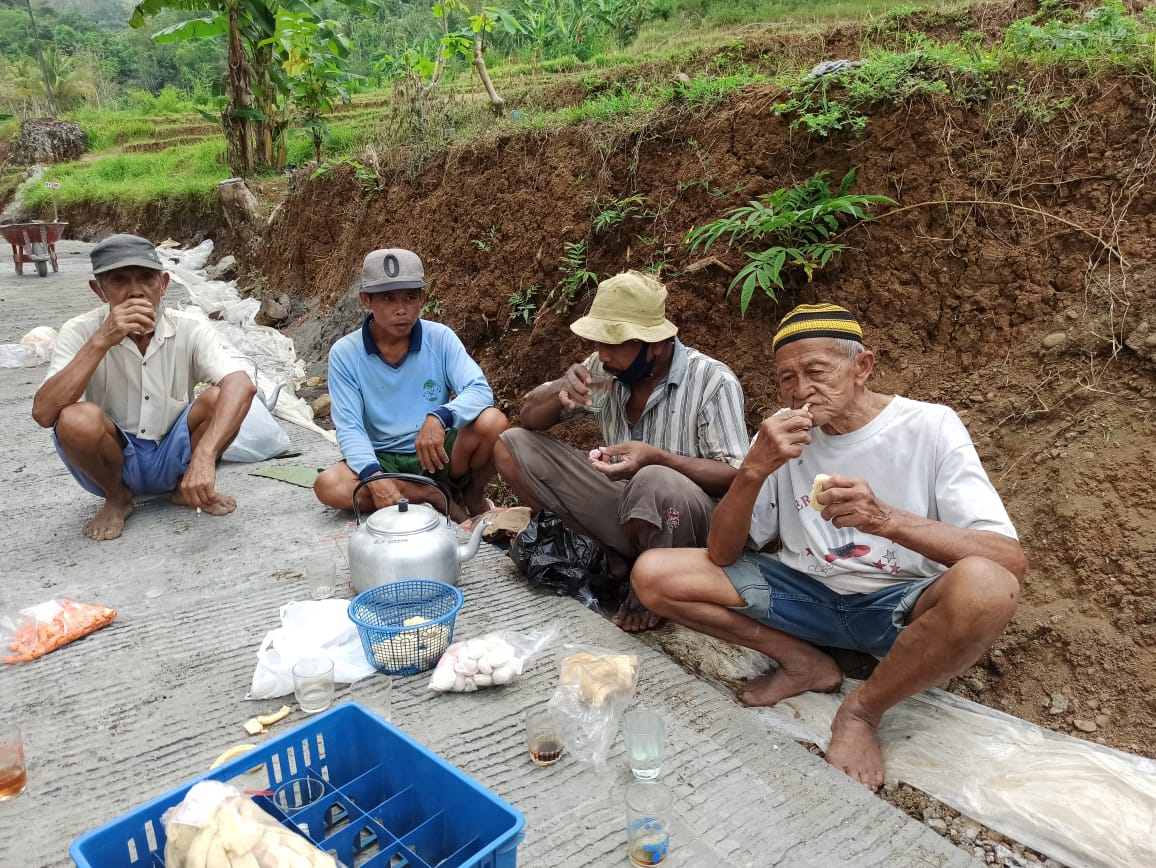 Mbah Sastro Kakek Tua Andalan Di TMMD Reguler 109 Desa Sedayu