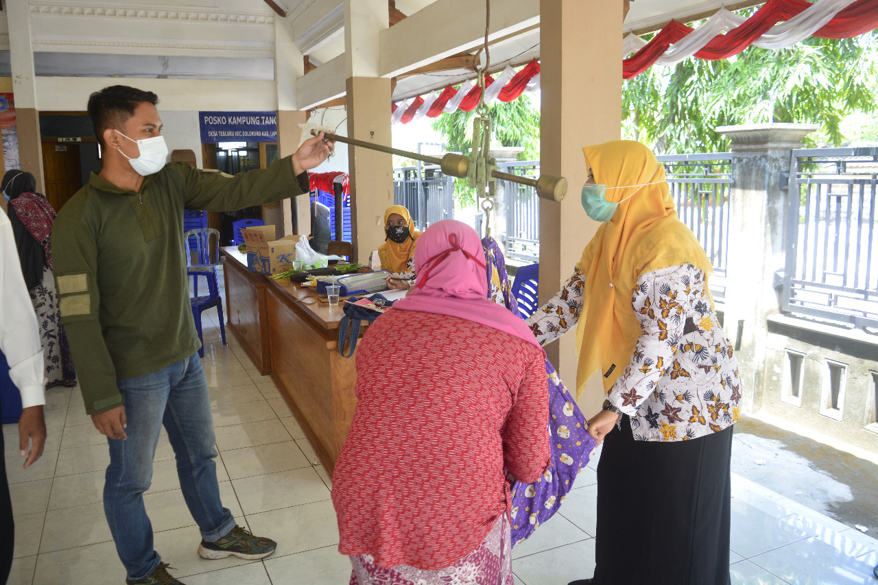 Tetap Patuhi Protokol Kesehatan, TNI Dan Warga Tebluru Pakai Masker
