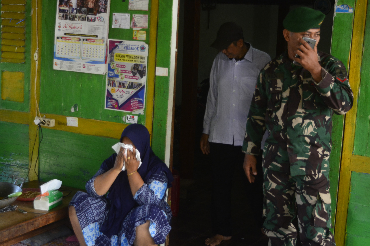 Tangisan Haru Ibu Marning tak terbendung saat Lepas Kepergian Satgas TMMD ke-109