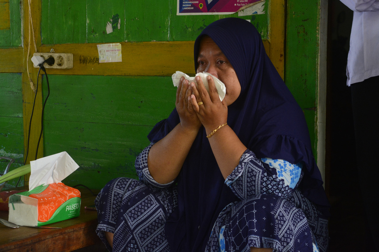 Isak Tangis Orang Tua Angkat Saat Satgas TMMD 109 akan di Pulangkan Kesatuan