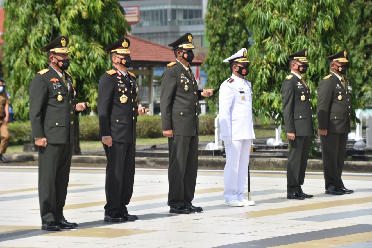 Danrem 044/Gapo Hadiri Upacara Ziarah Nasional Hari Pahlawan ke 75 Tahun