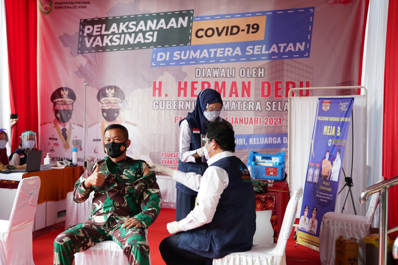Pangdam II/Sriwijaya Jadi Salah Satu Orang Pertama Disuntik Vaksin Covid-19 di Provinsi Sumsel