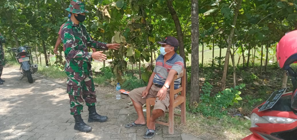 Terus Bergerak, Babinsa Kodim Bojonegoro Sosialisasi TMMD Di Jalan Poros Desa Ngrancang