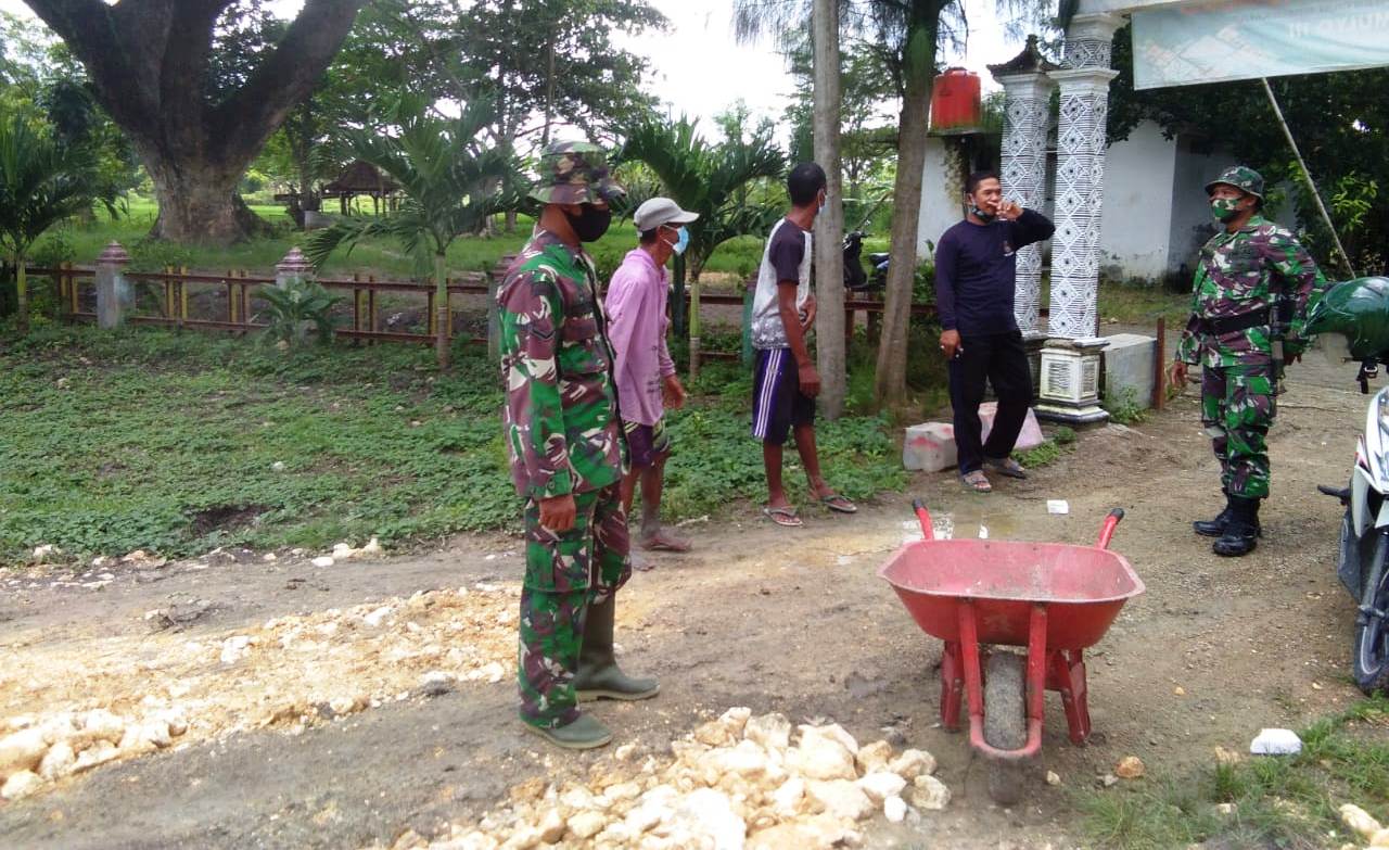 Satgas TMMD 110 Bojonegoro, Bersama Warga Perbaiki Jalan