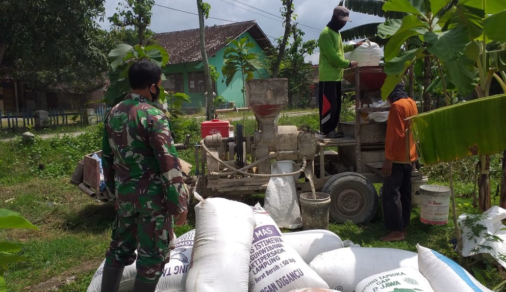 Satgas TMMD 110 Bojonegoro Berpartisipasi Dalam Kegiatan Penggilingan Padi