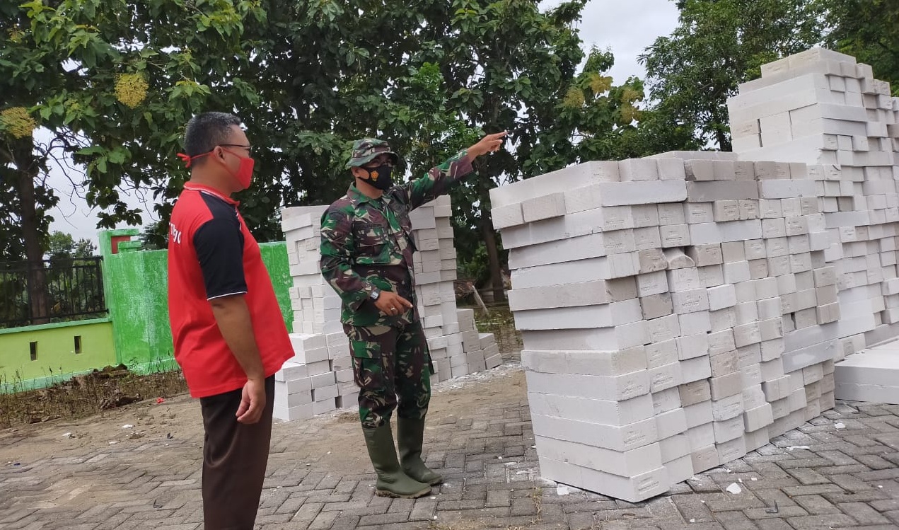 Anggota Satgas TMMD 110 Bojonegoro Cek Hebel Untuk Rehap SDN Ngrancang