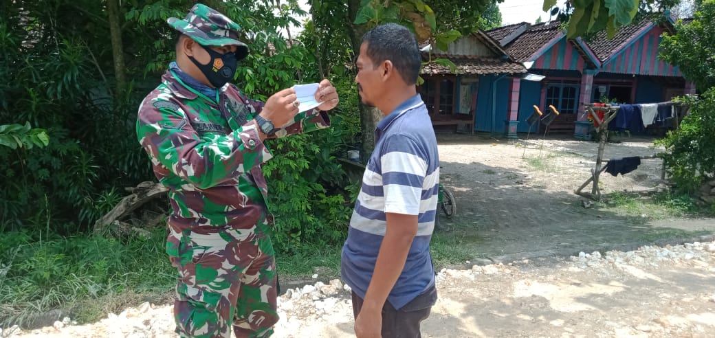 Satgas TMMD 110 Bojonegoro Berikan Masker Ke Warga Yang Tak Pakai Masker