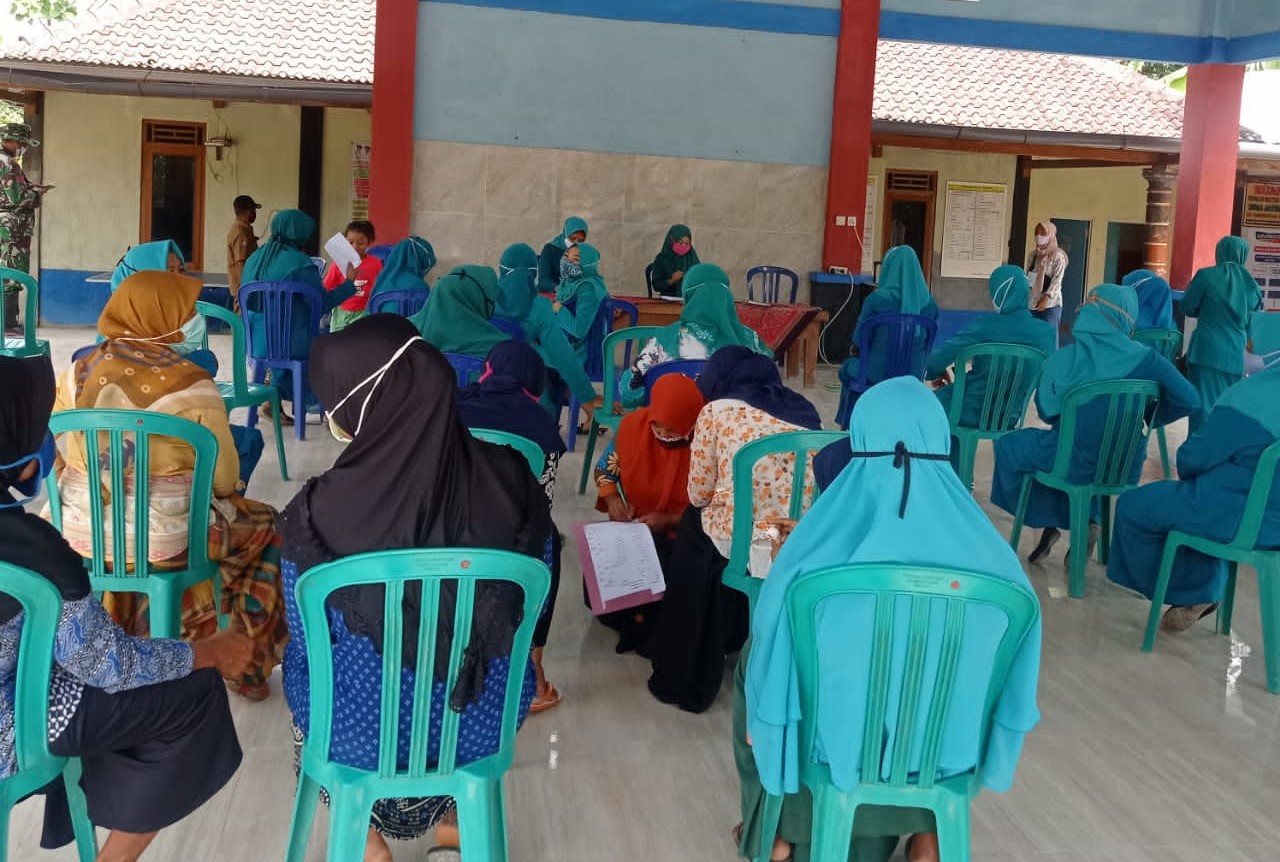 Satgas TMMD 110 Bojonegoro Bersama Ibu-Ibu PKK Desa Jatimulyo Sosialisasikan Prokes