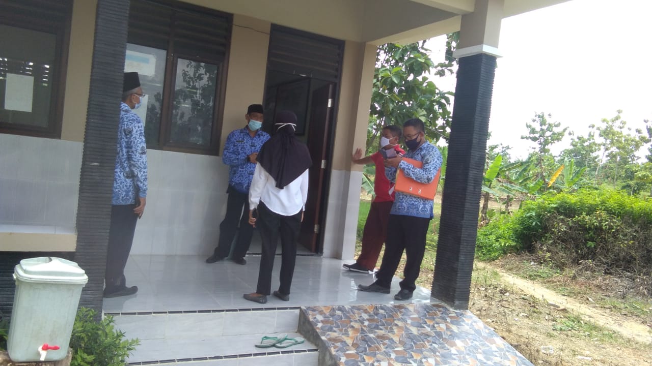 Rencana Perehaban, Satgas TMMD 110 Bojonegoro Dampingi Petugas Disdik Cek Kondisi SD Ngrancang IV