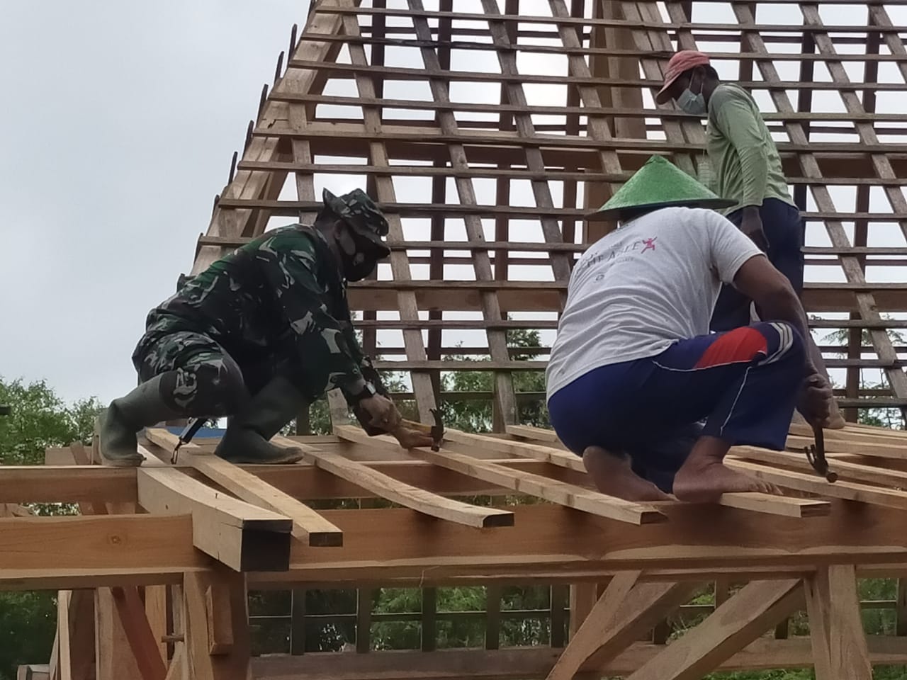 Satgas TMMD 110 Bojonegoro Di Tambakrejo Bantu Perbaikan Rumah Warga