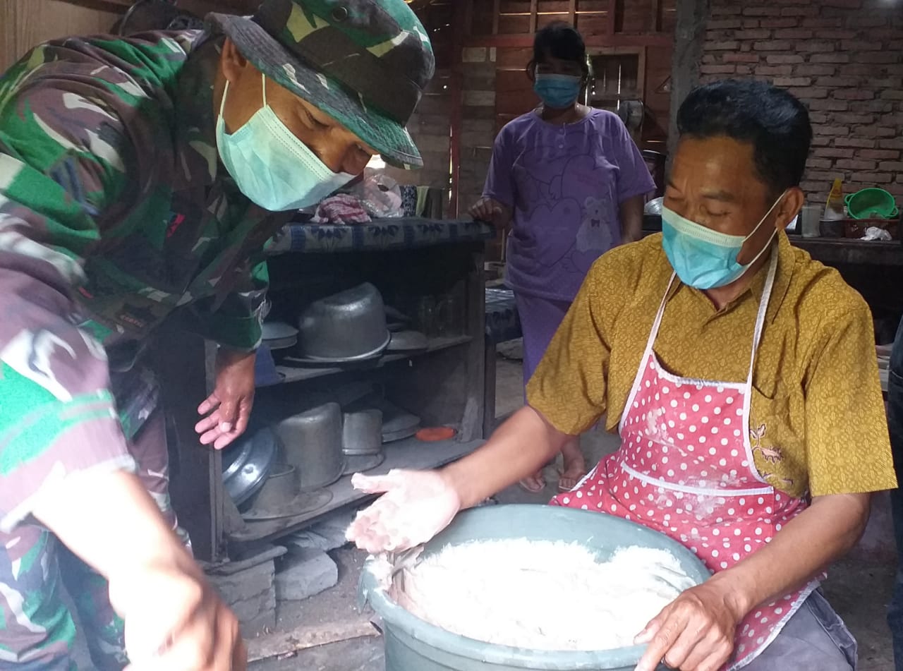 TMMD 110 Bojonegoro, Satgas Bersama Warga Kompak Membuat Pentol