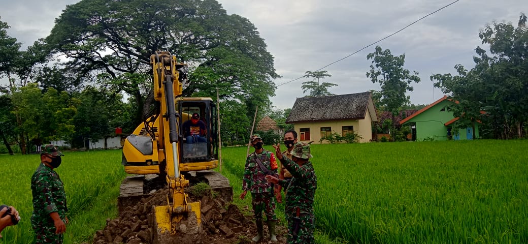 TMMD 110 Bojonegoro, Kades Jatimulyo Turut Awasi Pembongkaran Paving