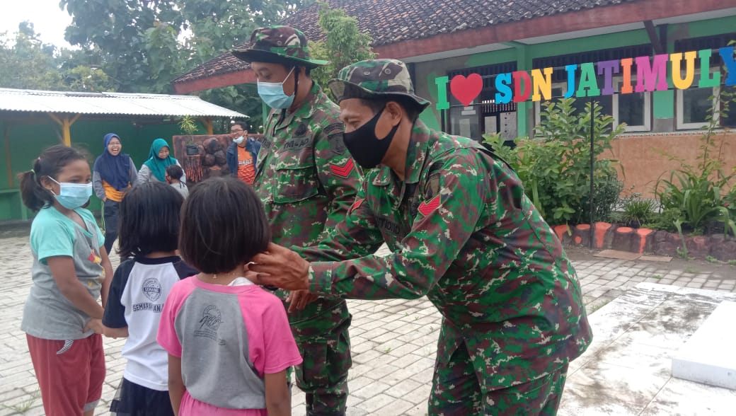 Peduli Kesehatan, Personil TMMD 110 Bojonegoro Ajarkan Anak-Anak Patuh Prokes