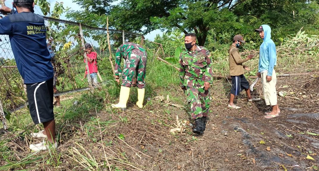 Satgas Gotong Royong Bersihkan Embung Dilokasi TMMD 110 Kodim Bojonegoro