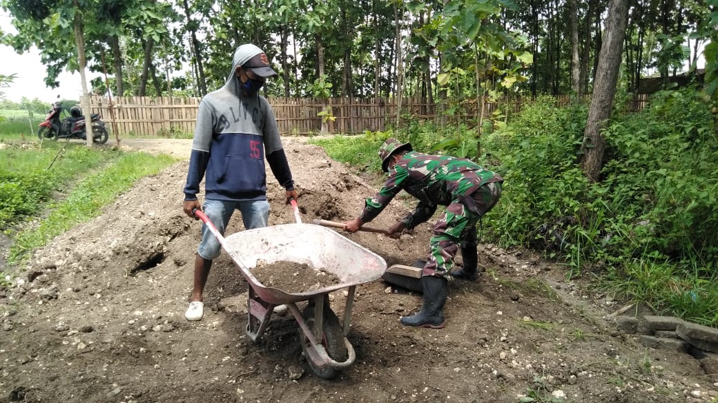 Material Pembangunan Jalan Diratakan Satgas TMMD 110 Bojonegoro Bersama Warga