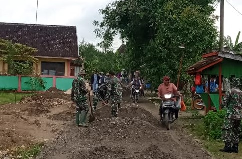 Warga Antusias Bantu Pembangunan Jalan Bersama Satgas TMMD 110 Bojonegoro