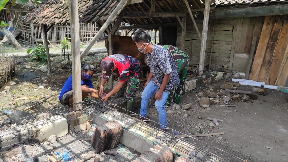 Anggota TMMD 110 Di Tambakrejo Bojonegoro, Bantu Perbaikan Rumah Warga