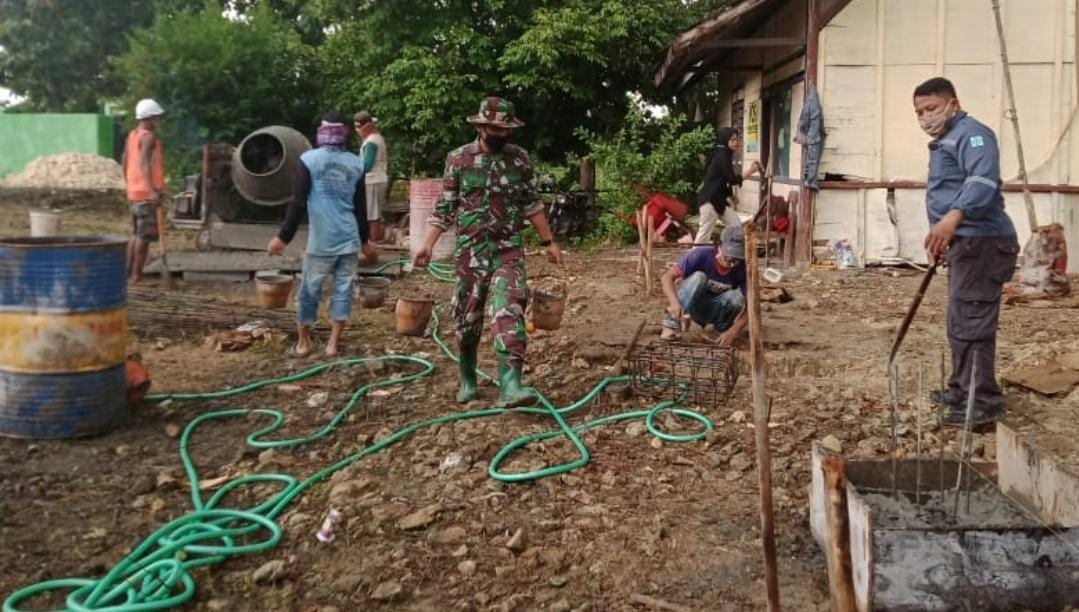 Jaga Semangat Kerja, Satgas TMMD Kodim Bojonegoro Renovasi RTLH Aladin