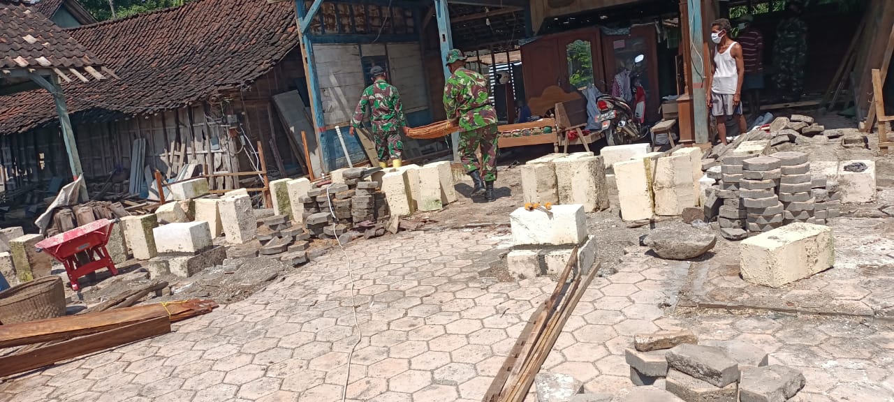 Rumah Dibongkar, Satgas TMMD Bojonegoro Yatemo Bantu Pindahkan Barang