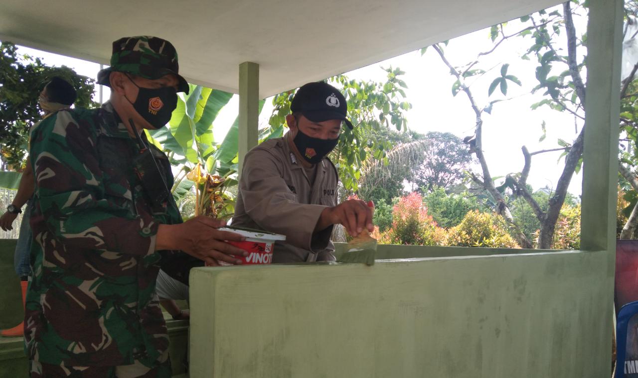 Saling bersinergi prajurit TNI dan Polri gotong royong kerjakan pos kamling