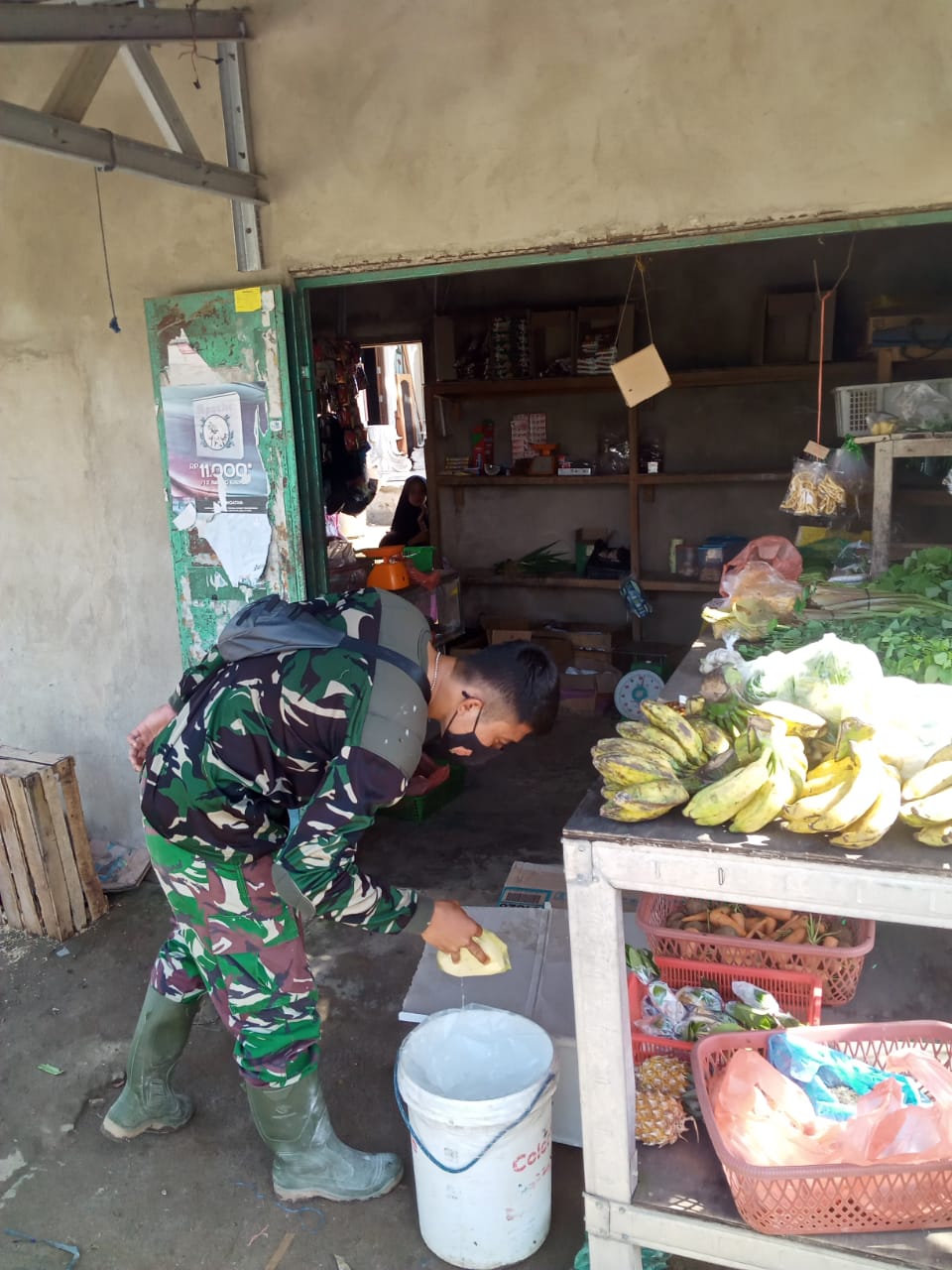 Satgas TMMD belanja sayur di toko warga kampung Jawi.